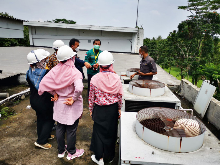The Srikandi Energy training program addresses gender inequality in dealing with high-risk actions, such as carrying out activities on the roofs of tall buildings.