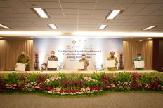 PetroChina Jabung president Qian Mingyang (second left) along with members of the Jabung Working Area Consortium and SKK Migas chairman Dwi Soetjipto (center) sign a contract extension in Jakarta on Nov. 12.