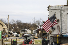  Powerful tornadoes kill more than 80 in five US states 