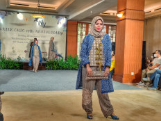 Formally fashionable: An embroidered handstamped batik kebaya by Batik Chic. According to the label's creative director, the batik stamps are made from eco-friendly materials, such as discarded plywood, stove wicks and old fabrics. (JP/Sylviana Hamdani)