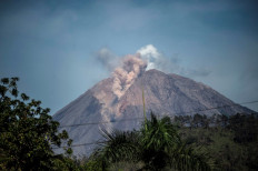 Le volcan Semeru entre en éruption, les gens sont avertis de rester à l'écart