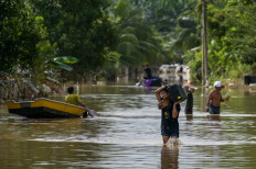 Floods displace thousands in Malaysia 