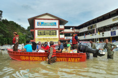  14 dead, 70,000 displaced in Malaysian floods 