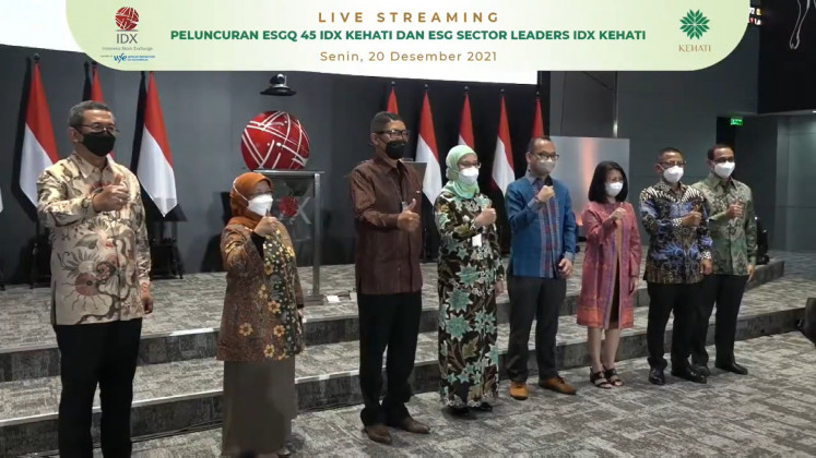 Indonesia Stock Exchange (IDX) president director Inarno Djajadi (third left) and Kehati Foundation executive director Riki Frindos (third right) during the launch of ESG Sector Leaders IDX KEHATI and ESG Quality 45 IDX KEHATI index at the IDX building on Dec. 20, 2021.