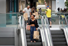 Shoppers visit the Brickell City Centre mall in Miami, US, on Dec. 14, 2021.
