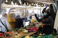 France bans plastic packaging for fruit and veg