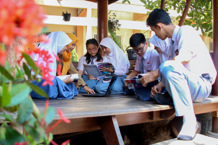 Study time: Senior high school students at SMAN 1 Pekalongan huddle together to study. (Unsplash/Courtesy of Ed Us)