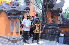 Symbol of unity: Vice President Ma’ruf Amin (right) tours Pura Widya Santika at Pancasila University. The university has converted a former parking lot into six houses of worship to accommodate the religious needs of its students and faculty.