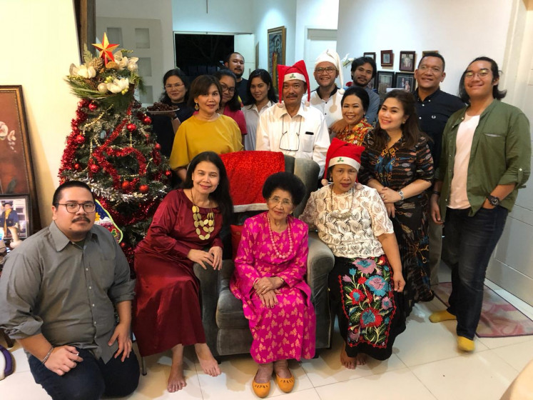Familial: The writer Johanes Hutabarat, (back in blue shirt) with his family right before the Mandok Hata on New Year's Eve 2018. (JP/Johanes Hutabarat).