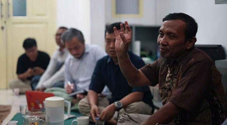 Raising awareness: Saifuddin Umar (right) and Arif Budi Setyawan (second right) speak to young Indonesians about terrorism in Surabaya in September 2019. (Courtesy of Kreasi Prasasti Perdamaian/Outreach Project)