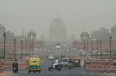 Vehicles pass by the Indian President's house as dust covers the skyline in New Delhi, India, on June 11, 2019.
