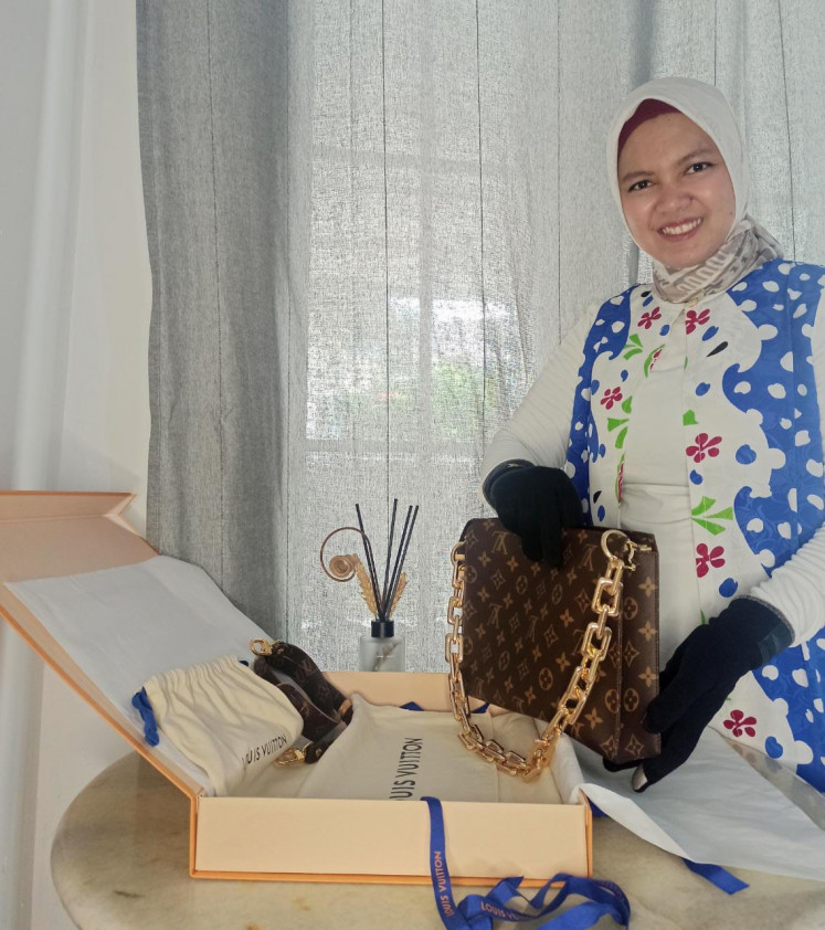 Home industry: Feni Arista Daniati manages her designer bag rental service from home in Jakarta. (Courtesy of Feni Arista Daniati)