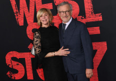 Top guild: Director Steven Spielberg and his wife actress Kate Capshaw arrive for the premiere of West Side Story at the El Capitan Theatre in Los Angeles, the United States, on Dec. 7, 2021. 
