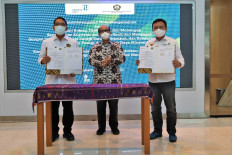 Energy and Mineral Resources Ministry renewables director general Dadan Kusdiana (left) and Cooperatives and Small and Medium Enterprises Ministry secretary Arif Rahman Hakim (right) sign an MoU on Feb. 8, 2022.