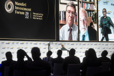 Bank Mandiri president commissioner Chatib Basri (right) gives a presentation with Nobel laureate economist Joseph Stiglitz (center) and Columbia University professor Jeffrey D. Sachs at the 2022 Mandiri Investment Forum in Jakarta on Wednesday (9/2/2022).