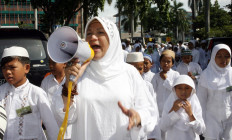 Dorce Gamalama (center) leads a prayer for Suharto in Jakarta, 19 January 2008. Hundreds of orphan children held a prayer for former president Suharto who has been hospitalised since January 04. 