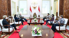 President Joko “Jokowi” Widodo welcomes World Bank officials at Merdeka Palace in Jakarta on Feb. 16.