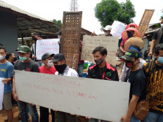 Tofu and tempeh producers in Depok, West Java, protest high soybean prices.