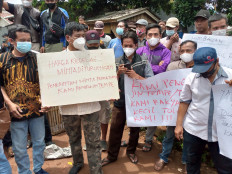 Tofu and tempeh producers in Depok, West Java, protest over high soybean prices.