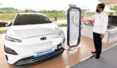 Shift to electric: President Joko “Jokowi” Widodo inspects an electric car and battery charging device on the sidelines of the groundbreaking of South Korean EV-battery plant in Karawang, West Java, on Sept. 15, 2021.