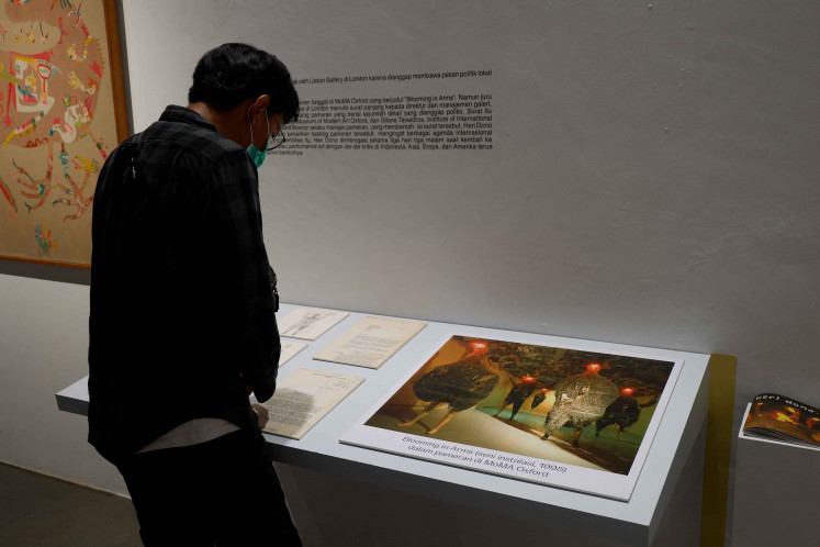 Index of history: A visitor reads a selection from Heri Dono’s archives at the Srisasanti Gallery in Yogyakarta. (JP/A.Kurniawan Ulung)
