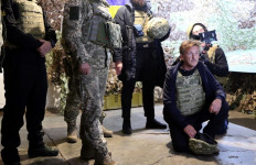 This handout picture taken and released by the Ukrainian Joint Forces Operation press-service on November 18, 2021 shows US actor and director Sean Penn visiting the frontline with Russia-backed separatists in Donetsk region. 