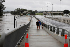  Australia orders 200,000 to flee floods moving towards Sydney 