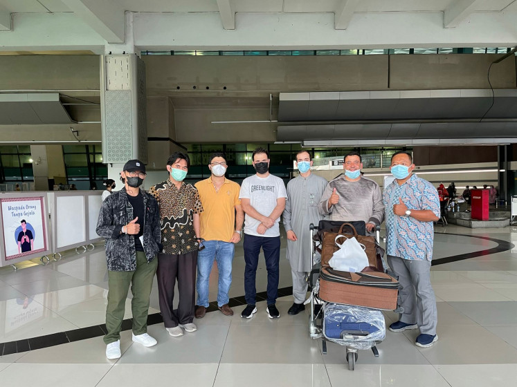 Mahasiswa internasional Universitas Islam Internasional Indonesia (UIII) berfoto sesaat setelah tiba di Bandara Internasional Soekarno-Hatta pada 27 Februari 2022.