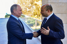 In this file photo taken on October 22, 2021, Russian President Vladimir Putin (left) welcomes Israeli Prime Minister Naftali Bennett during their meeting, in Sochi. Israeli Prime Minister Naftali Bennett met Russian President Vladimir Putin at the Kremlin today to discuss Ukraine, his spokesman said, after Israel reportedly offered to mediate between Moscow and Kyiv.

