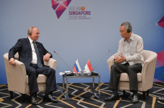 Russian President Vladimir Putin (left) meets with Singapore's Prime Minister Lee Hsien Loong in Singapore on November 14, 2018.
