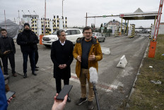 US Secretary of State Antony Blinken (left) and Ukrainian Foreign Minister Dmytro Kuleba speak to the media after meeting at the Ukrainian-Polish border crossing in Korczowa, Poland on March 5, 2022 . Blinken travels to Poland, Moldova, Latvia, Lithuania, and Estonia from March 3 to 8 to reassure them of US support amid Russia's invasion of Ukraine.