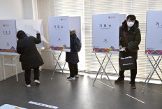 People cast their votes in the presidential election at a polling station in Seoul on March 9, 2022.
