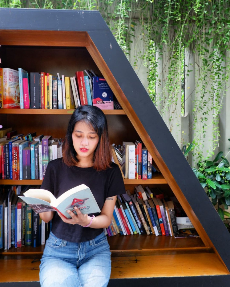 Anywhere, anytime: 'Bookfluencer' and Baca Bareng initiator Hestia Istivianti is pictured reading a book on her Instagram post on Nov. 2, 2021. (Instagram/Courtesy of Hestia Istivianti)