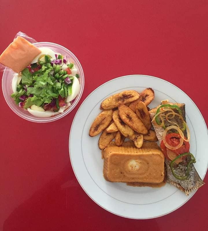 Hearty alternative: Don't feel like having meat? Then go for the fried fish with salad and 'moin moin, a Nigerian steamed bean pudding, at African Food Center Nwanyi Nnewi in West Jakarta. (Facebook/African Food Center Official Page)