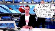 Protester interrupts Russian TV news with anti-war poster