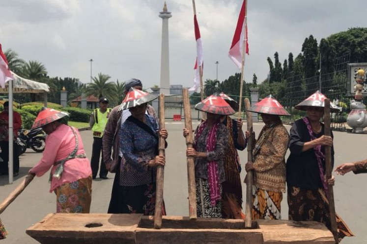 Stubborn: The nine so-called Kartini of Kendeng protested against karst mining in their home village by encasing their feet in cement in front of the Presidential Palace, 2016. (Kompas/Dhyta Caturani)