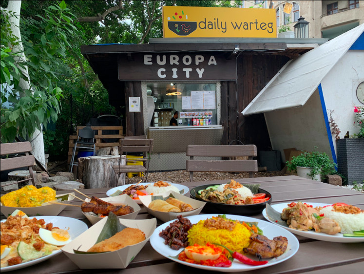 Al fresco dining: Launched in June 2021 amid the restrictive COVID-19 policies, Daily Warteg started with an outdoor seating area, which especially draws in the crowds during the summer months. (Courtesy of Daily Warteg)