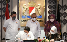 Indonesian Chamber of Commerce and Industry (Kadin) chairman Arsjad Rasjid (left) and Manpower Minister Ida Fauziyah (right) sign an memorandum of understanding during the Kadin national working meeting on Wednesday.