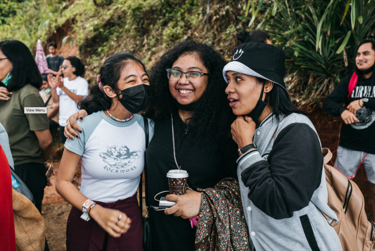 Rempah Gunung crowds: Going to outdoor gigs and paying for tickets are new to Ambon audiences. (Rempah Gunung/Imanuel Agung Bolaman)