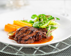 Holland beifstuk: The 180-gram tenderloin steak is succulent and made more delicious with gravy made of butter, broth and spices. (Courtesy of 1928)