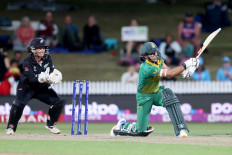 South Africa&rsquo;s Marizanne Kapp (right) plays a shot watched by New Zealand&rsquo;s wicketkeeper Katey Martin (left) during the 2022 Women's Cricket World Cup match between New Zealand and South Africa at Seddon Park in Hamilton on March 17, 2022. (AFP/Michael Bradley)