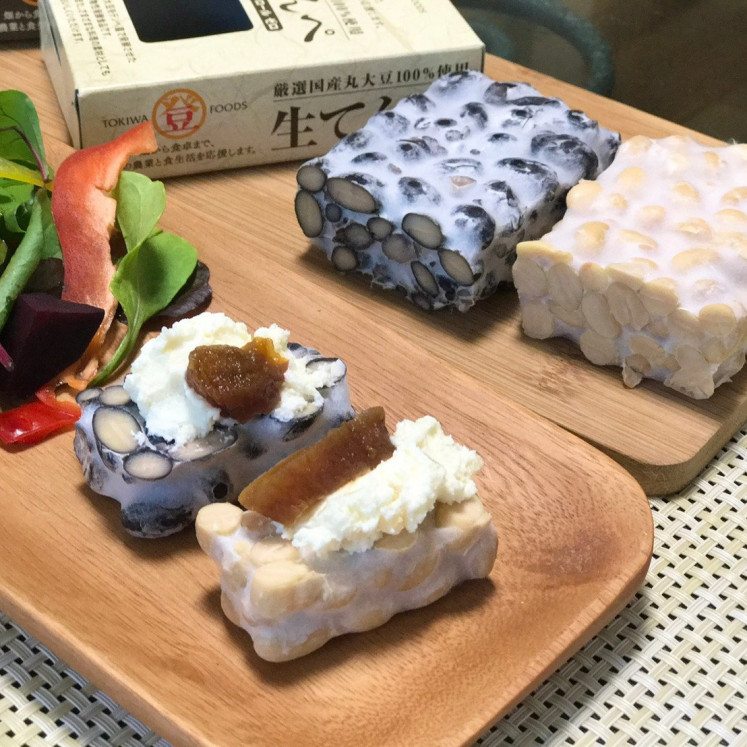Raw tempeh: Tokiwa sells raw tempeh with skin at ¥300 (Rp 36000) in a high-end supermarket in Tokyo and other natural food groceries. (Courtesy of Tokiwa)