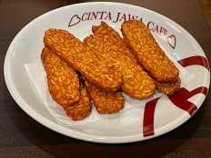 Good nutrition: Medical doctor Miho Ota states in a journal published in 'Onkochishin' magazine that tempeh contains more dietary fiber than natto (Japanese traditional food made from fragmented soy) and is beneficial to help prevent life-style related diseases. (JP/Takehiro Masutomo) 