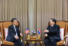 This handout taken and received by the Ministry of Foreign Affairs of Thailand on December 14, 2017, shows United States Special Representative for North Korea Policy Joseph Yun (left) meeting with Thailand Deputy Minister of Foreign Affairs Virasakdi Futrakul (right) at the Ministry of Foreign Affairs in Bangkok. 
