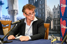 Help for Ukraine: Oscar-winning actor and director Sean Penn signs an agreement with the municipality of Krakow on Wednesday on behalf of the CORE foundation, which he cofounded, to provide aid to Ukraninan refugees in Poland.