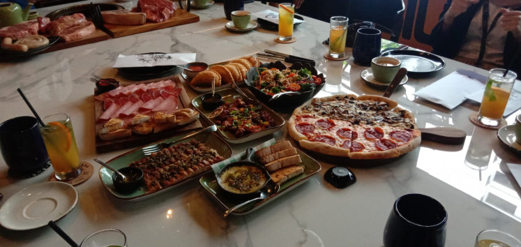 Fully loaded: The extensive appetizers, from the empanadas to the pizza, are pictured during the media gathering for Sudestada's private rooms' launch. (Courtesy of Radhiyya Indra)