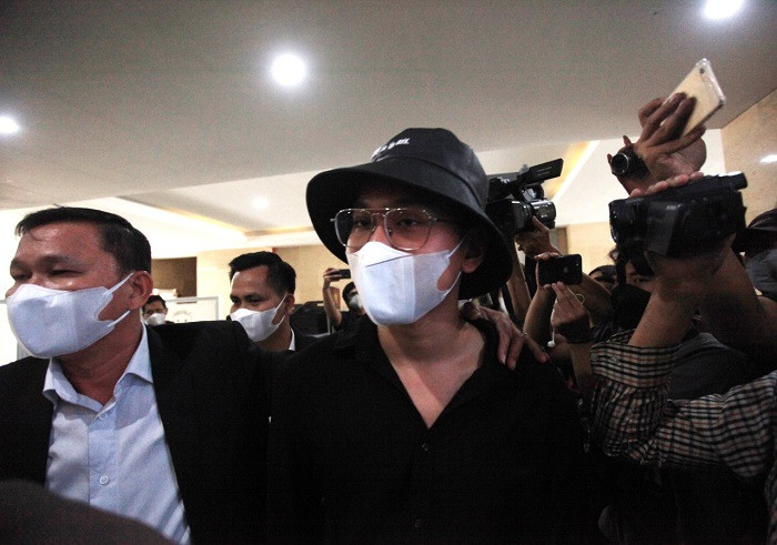 “Crazy rich” Indra Kesuma, or Indra Kenz (center), arrives at the National Police Criminal Investigation Department in Jakarta on Feb. 24, 2022. The police have named him a suspect in an investment scam case.