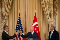 Vice President Joe Biden toasts to Singapore Prime Minister Lee Hsien Loong during a state lunch at the US Department of State in Washington DC, on August 2, 2016, as US Secretary of State John Kerry looks on. 