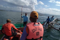  Thousands flee after Philippine volcano erupts 