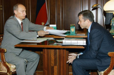 Russian President Vladimir Putin (left) speaks with the Governor of Chukotka region, billinonaire and owner of the Chelsea Football Club Roman Abramovich during their meeting in Moscow, 27 May 2005. 